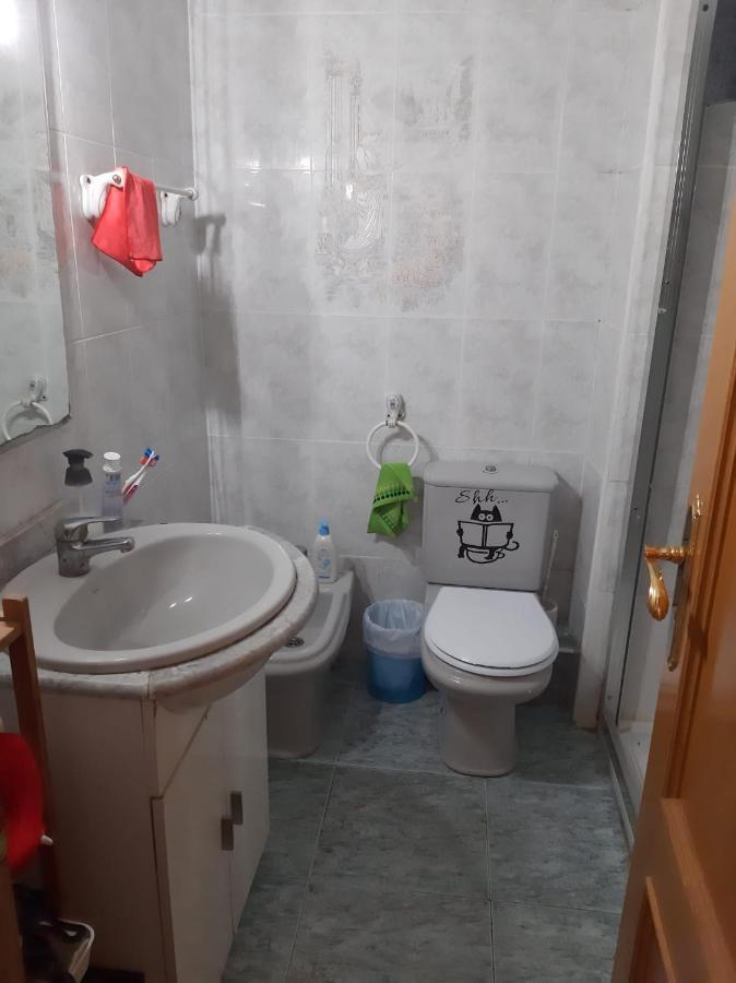 habitación pequeña en piso compartido con 2 adultos y 1 perrito Valencia Exterior foto