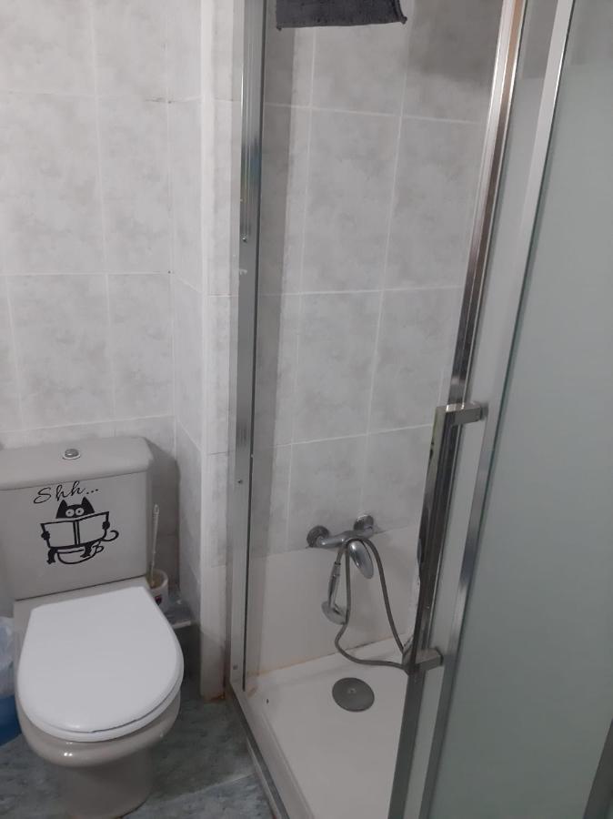 habitación pequeña en piso compartido con 2 adultos y 1 perrito Valencia Exterior foto