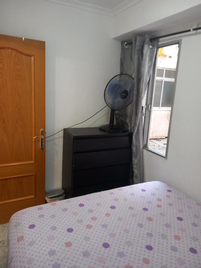 habitación pequeña en piso compartido con 2 adultos y 1 perrito Valencia Exterior foto
